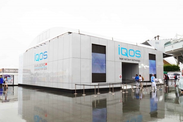GPスクエアでも特に目立つ建物がiQOS Cube。9月25日(金)の午前中は、あいにくの雨だったが整理待ちの列ができることも