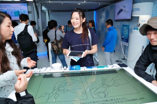 iQOS Cubeの1階では、専用の機器を使ってスタッフがガイディットトライアルとよばれるiQOSの説明をしてくれる