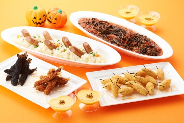 「イモムシみたいなポテト」、「血まみれソースの黒パスタ」、「指をちりばめたピラフ」など、親子でハロウィンを楽しめる特別料理が！