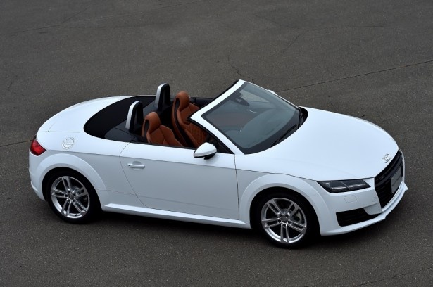 【写真を見る】「Audi TT Roadster 2.0 TFSI quattro」(605万円)はオープンカー。この車で風を感じて走るのがとても気持ちいいのだとか
