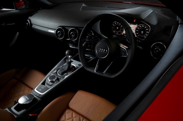 「Audi TTS Coupe 2.0 TFSI quattro」(768万円)の“バーチャルコクピット”には、中央にレブカウンター（回転計）を配置するスポーツモードを搭載