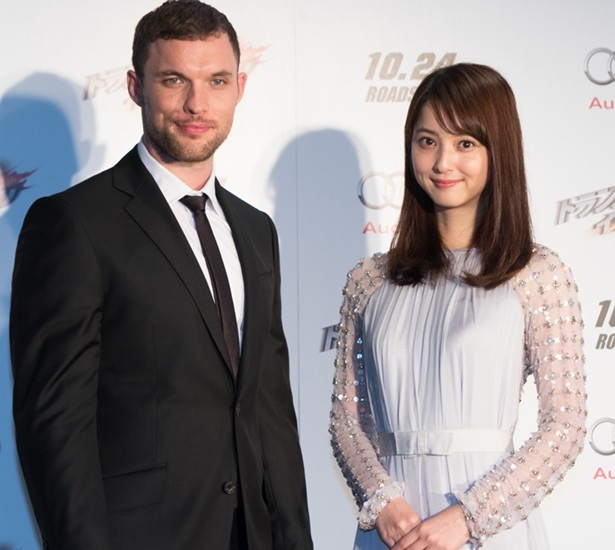 エド・スクレイン(左)と佐々木希(右)