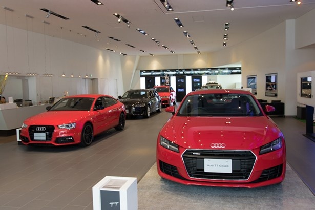 広々とした1階フロア全体に、最新の市販モデルが並ぶ