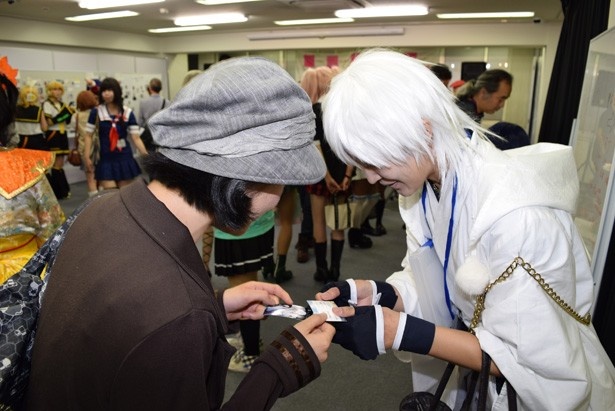 イベントが始まるや、会場の各所で名刺交換がスタート