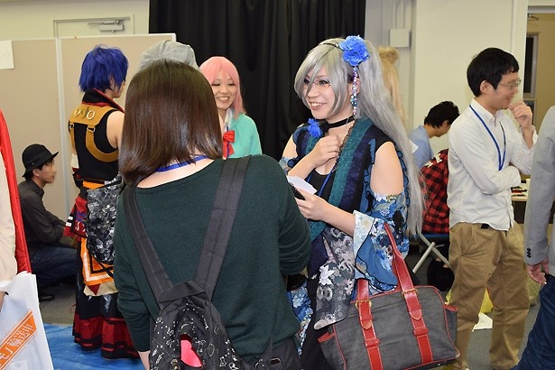これまでの活動経歴や今後の展開について話すコスプレイヤー