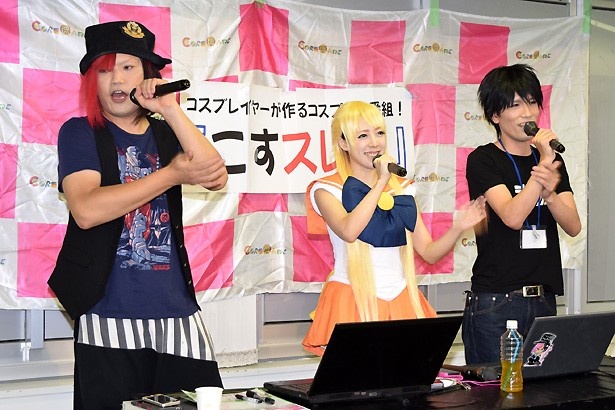 「コスプレ・企業・メディア交流会」を主宰するササキチ氏(写真左)
