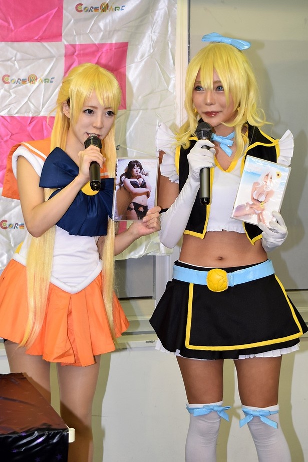 グラビア活動も展開中の神崎りのあさん(写真左)と泉れおなさん(写真右)は、自身のイメージDVDをアピール！