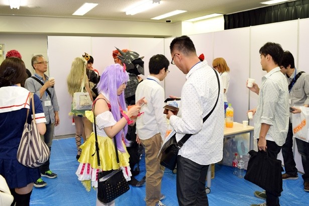会場内には飲食スペースも用意