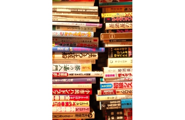 汚い部屋を片付けるには…？山積みの本も…
