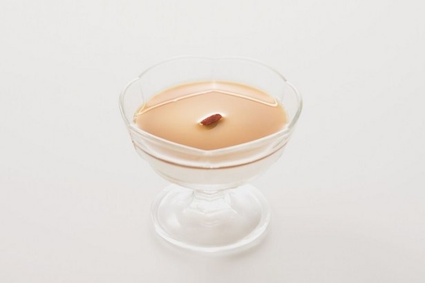 レアチーズケーキにオリジナルの鉄観音茶ソースをかける「鉄観音レアチーズ」(400円)。“食べる台湾茶”ともいえるさっぱりとしたスイーツ