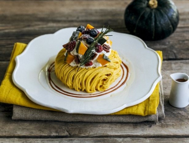 モンブラン風パンケーキ「かぼちゃとクリームチーズのモンブランパンケーキ」(1100円)が登場