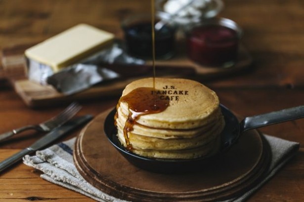 【写真を見る】「J.S. PANCAKE CAFE」のパンケーキは、国産小麦の香り、つややかでふわモチの食感が特徴