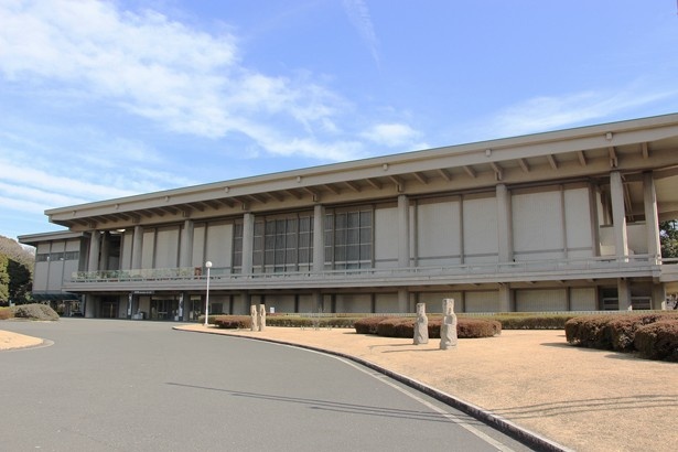 【写真を見る】東京国立博物館東洋館の外観。アジアの交流をテーマにした作品が揃う