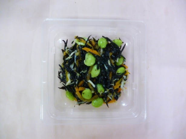 ｢ひじきと枝豆の鶏サラダ｣(138円)。ショウガのみじん切り、ショウガドレッシングで風味豊か ※北海道を除く