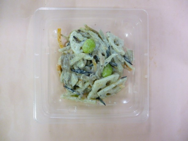 ｢食物繊維入りごぼうと蓮根のサラダ｣(138円)。国産のゴボウ使用。ゴボウとレンコンのバランスが良く、よりシャキシャキした食感に