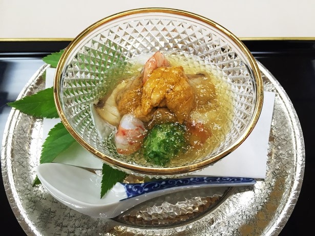 メディア向け食事会で提供された、「つきぢ田村」のコース料理の一部を紹介。写真は、焼きナスやウニ、車海老などを用いた先付