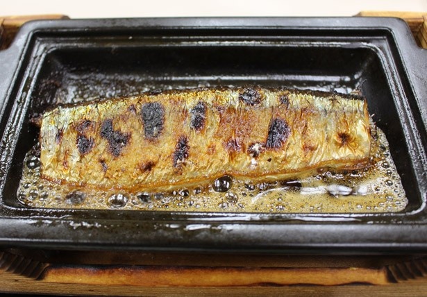 アツアツの陶板から、醤油が香り立つサンマの焼物