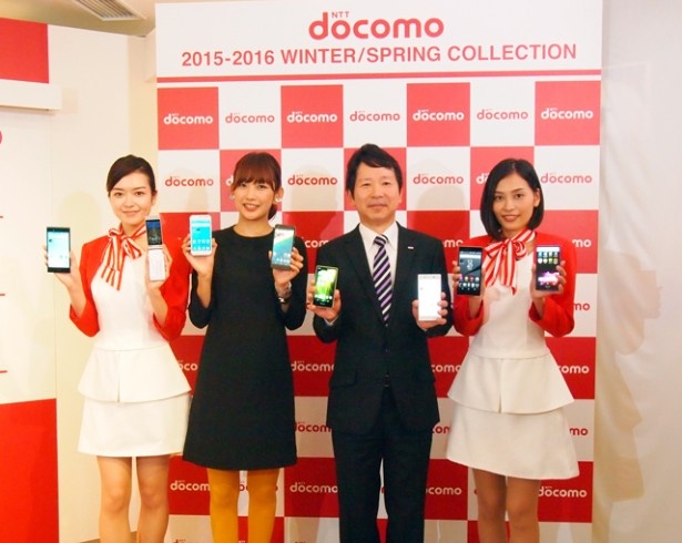 山本和則・NTTドコモ九州支社長(右から2人目)とゲストMC・中上真亜子(左から2人目)が2015-16冬春モデルの新商品と新サービスの紹介を行った