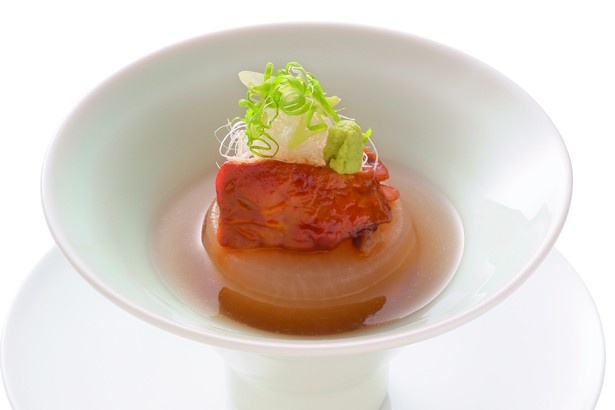 甘辛いタレのフォアグラと店自慢のおでん大根を1皿で。鳥焼き・おでん こう楽の「フォアグラ大根」(チケット2枚)