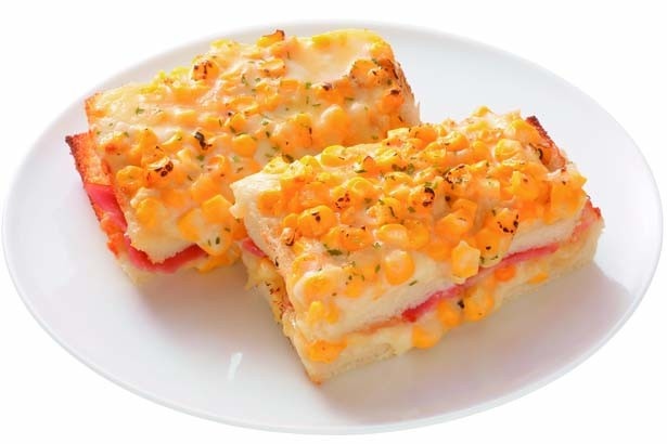 ベーコン＆コーンそしてクリームチーズを乗せて香ばしく焼き上げた一品。オムライスとパンケーキ OMS.の「とうきびとベーコンのクロックムッシュ」(チケット1枚)