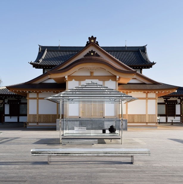 将軍塚青龍殿では、世界的デザイナーの吉岡徳仁が手がけた神秘的な茶室「光庵-ガラスの茶室」を、2016年春ごろまで楽しめる ※変更の場合あり、ガラスの茶室は原則入室不可