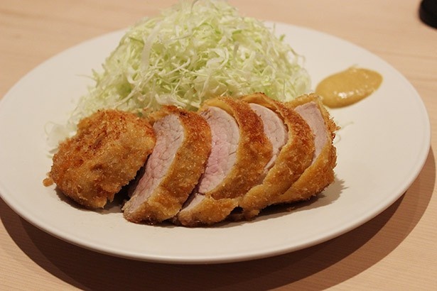 上質な豚肉を使用して鮮やかな肉の色が垣間見える「とんかつヒレ」(2400円)