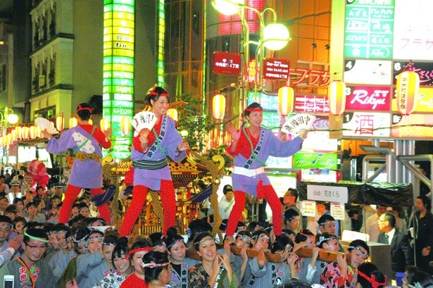 國廣女みこしは祭りのメインイベント