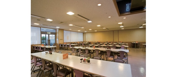 「味好」の店内。通路をはさんで開放的な中庭に面しているので、食堂内は明るい雰囲気