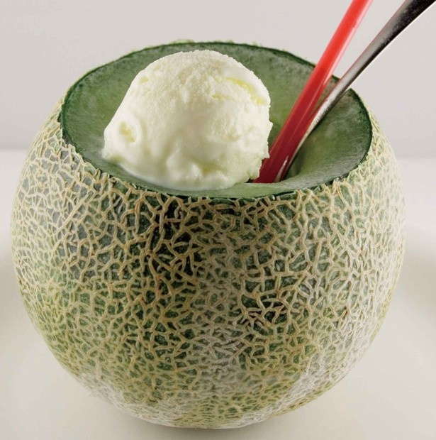 名物スイーツが今年も登場！メロン屋酒趣(茨城県)の「メロンまるごとクリームソーダ」(900円)