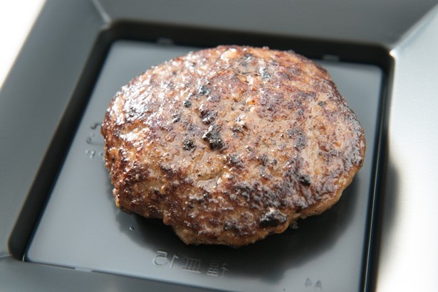 牧場育ちの黒毛和牛を使った「石垣島きたうち牧場プレミアムビーフ ハンバーグ」(1000円)