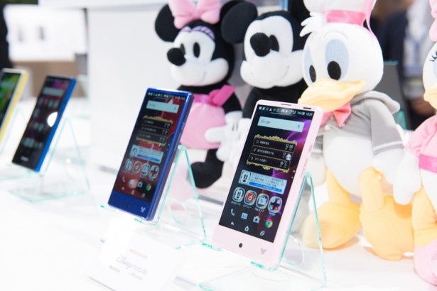 イルミネーションやテーマなど細部までディズニーの世界観にこだわった「Disney Mobile on docomo DM-01H」。隠れミッキーを探してみて！