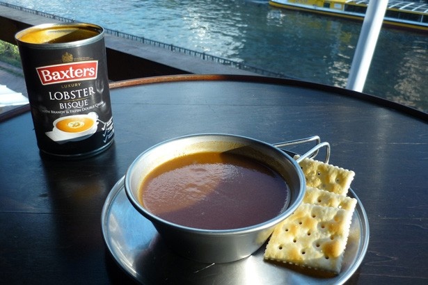 英国王室御用達の缶詰を使用した「ロブスタースープ」