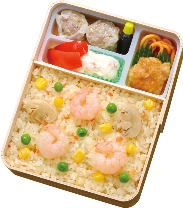「横濱ピラフ」の中身は、パラパラのピラフをメインにシウマイや唐揚げが入っている