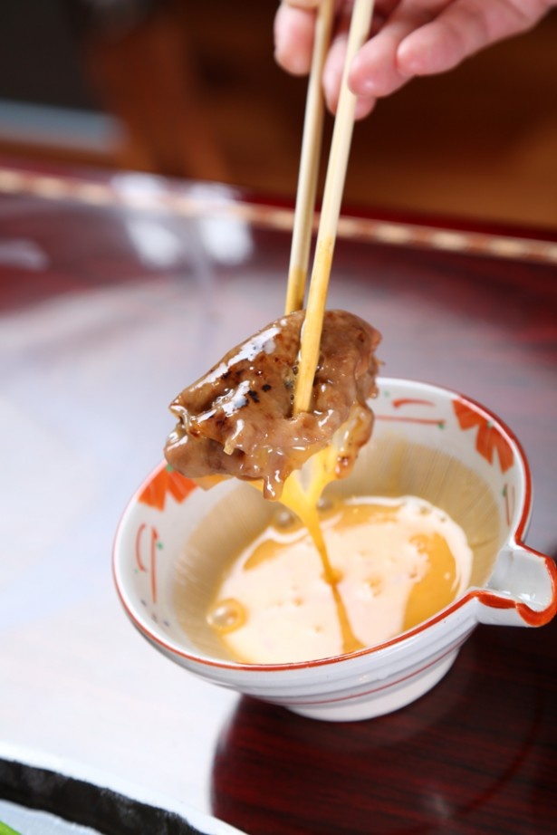 佐賀県産牛を1枚単位でオーダーできる「焼すき(焼しゃぶ)」は、葡萄苑こだわりの卵にからめて食べる