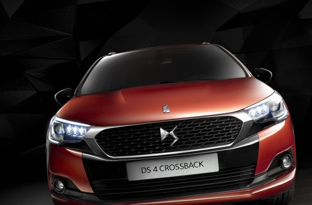 【写真を見る】日本初公開されるニューモデル「NEW DS 4 CROSSBACK」は、SUVスタイルにブラックホイールやスポイラーなど、特徴的なボディーコンポーネントを装備している