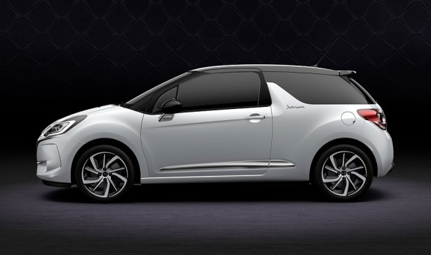 「DS 3/DS 3 CABRIO "So Parisienne"」は、So Parisienneステッカーや、ヘッドランプ周辺にジュエリーのように光るLEDなどで個性的なデザインとしている