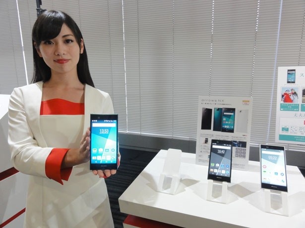 虹彩認証機能を搭載した「arrows NX F-02H」