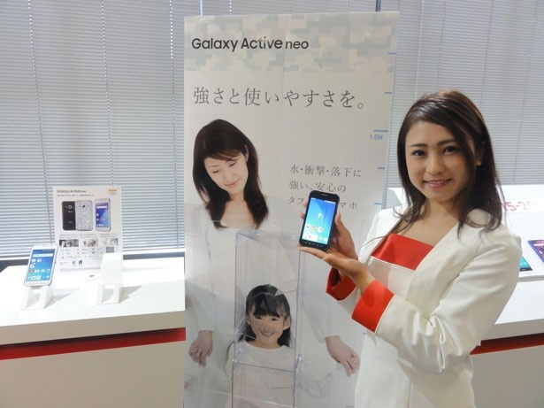 衝撃に強い強化ガラスを搭載し、水や衝撃に強い「Galaxy Active neo SC-01H」