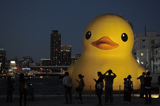 「ラバー・ダック」は都会の夜景にもなじんでます！