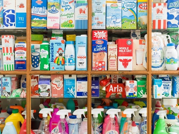 【写真を見る】陳列されただけの商品も、どこかアートのような見た目に