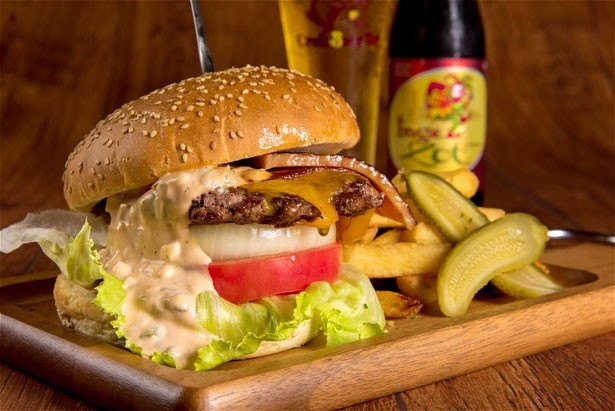 ベーコンやチーズ、トマトなど贅沢なトッピングが魅力の「贅沢BLT ビーフ100％チーズバーガーセット サウザンソース」(1380円) 