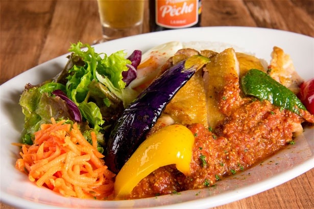 ワンプレートにメインと副菜を盛り合わせた「1日限定15 食 シェフおすすめライスプレート」(850 円)。内容は週ごとに変わる
