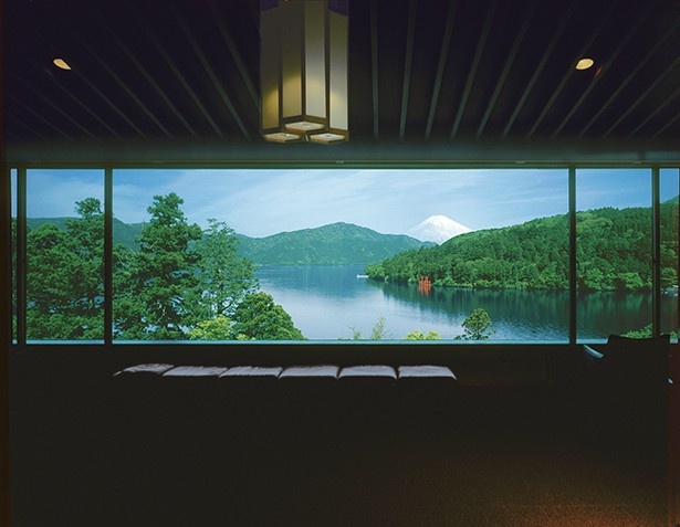芦ノ湖畔に建つ、成川美術館。展望室からは芦ノ湖と富士山が望める
