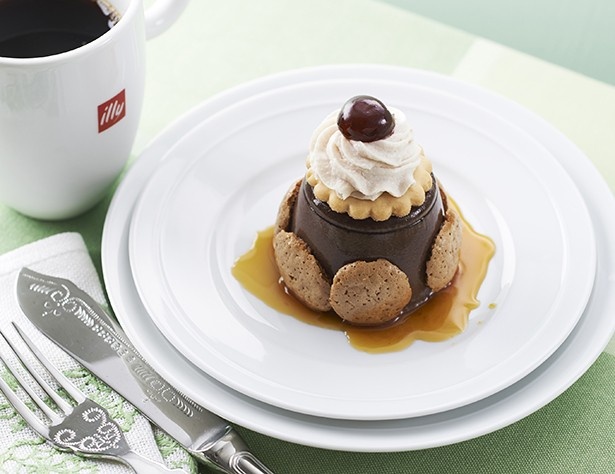 彫刻の森美術館のカフェでは、石川晶子氏がプロデュースした「森のプリンケーキBONET(ボネ)illyコーヒーセット/日本の紅茶べにふうきセット」(各1200円)が登場