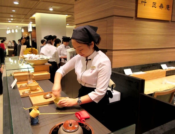 店の一角に設けられたイートインスペースでは抹茶も味わえる(叶 匠壽庵)