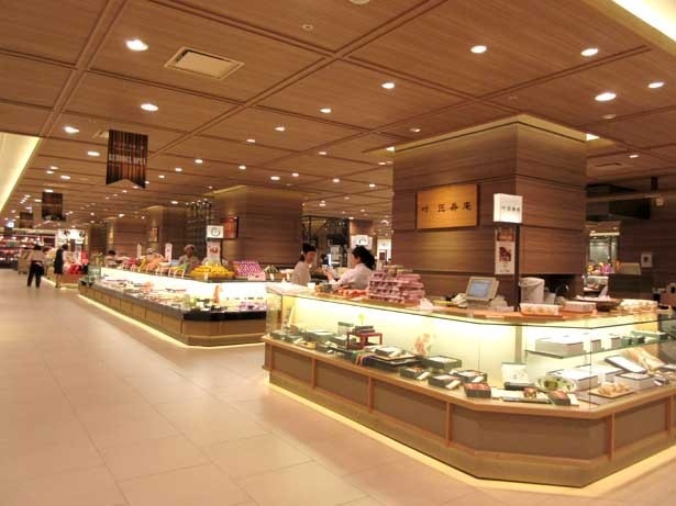木目を配してシックな雰囲気になった、本館地下2階の食品フロア