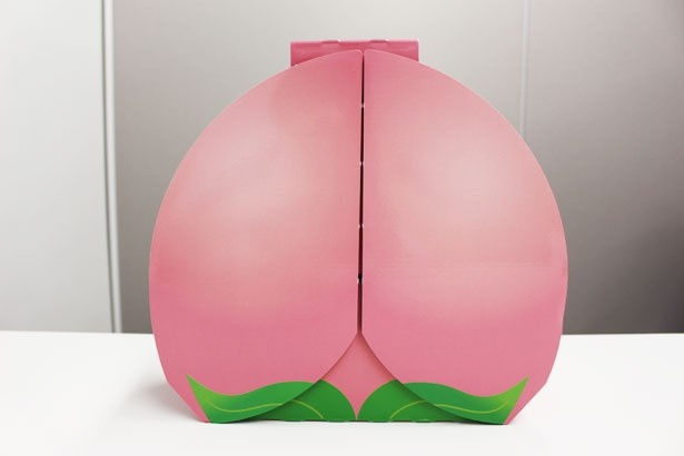 【写真を見る】リツイートキャンペーンの当選者には、モモをかたどった特製パッケージに入った「い・ろ・は・す もも」をプレゼント ※応募受付はすでに終了