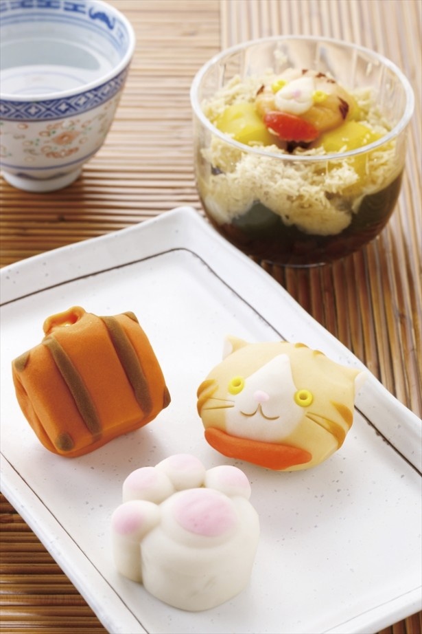 【写真を見る】にゃらん×和菓子のコラボ！「にゃらん栗ぜんざい」(540円)、「にゃらん旅路セット(栗Ver.)」(1個270円、いずれも三重県・四日市 夢菓子工房 ことよ本店で提供)