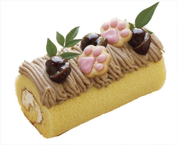 肉球も再現した「栗のロールケーキ」(1カット400円、三重県・いなべ Patisserie Cafe こんま亭で提供)