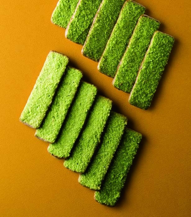 サクサクのココナッツ生地のクッキーに香り豊かな抹茶をブレンド。ロイズの「バトンクッキー」(25枚入り831円)